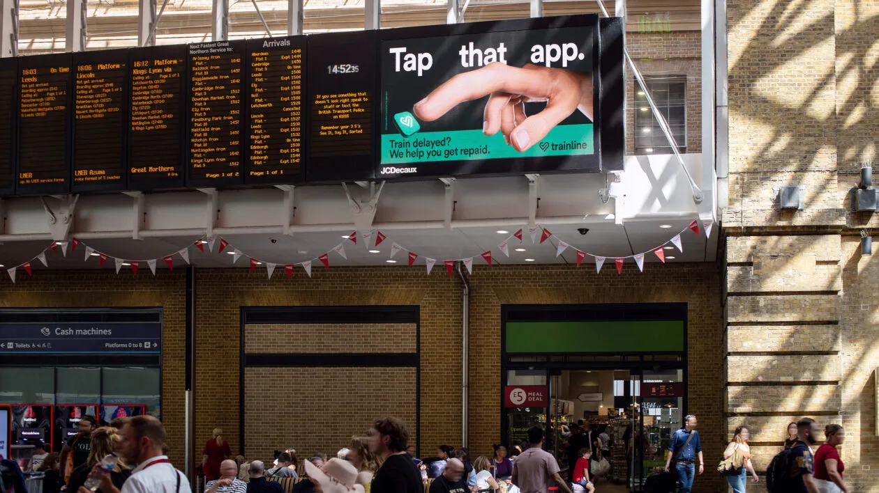 The Tap that app key visual running on the digital screens above the departure boards at London Kings Cross.